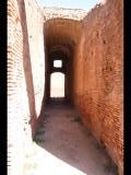 01512 ostia - regio ii - insula vi - casa del soffitto dipinto (ii,vi,5-6) - via della corporazzioni - 7. raum von norden - durchgang zur via della fontana - 09-2022.jpg